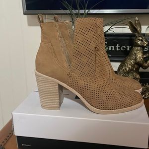 Dolce Vita boots, Size 10, Tan Nubuck, New